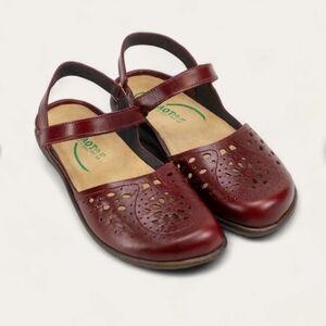 Naot Women's Arataki closed-toe slingback shoes Size 7